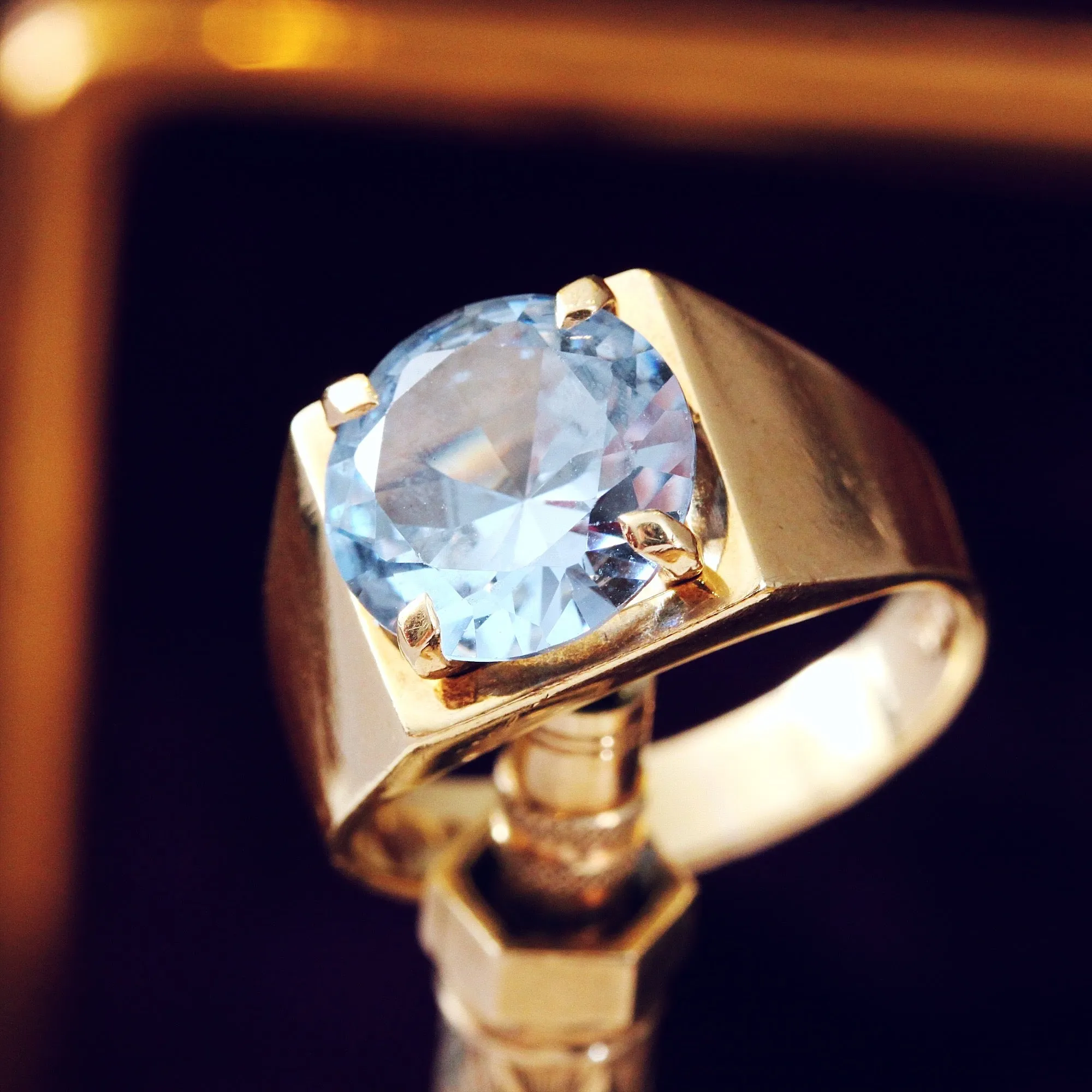 Date 1976 Modernist Spinel Dress Ring